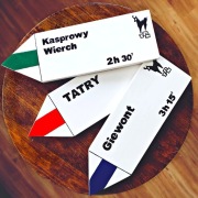 Górski drogowskaz – personalizowana tabliczka z litego drewna (szlakowskaz)