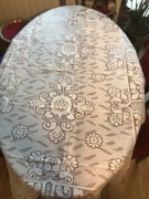 Elegancki obrus z przepięknym wzorem w kolorze ecru 120x160