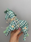 Konik hand made stoi samodzielnie