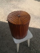 Drewniane ręcznie robione okrągłe pudełko