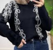 Śliczny czarny sweterek że srebrnym zrobieniem 