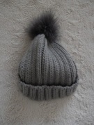 Czapka zimowa damska szara z pomponem