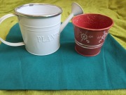 Zestaw dekoracyjny – metalowa mini konewka + doniczka z motywem śnieżynek