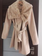 Długi beżowy płaszcz z futerkiem rozmiar XS