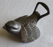 Otwieracz do butelek z kapslem i zakręcanych model ptaszek metalowy