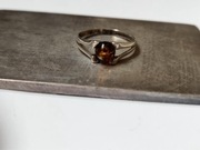 Srebrny pierścionek z bursztynem w stylu z epoki PRL.