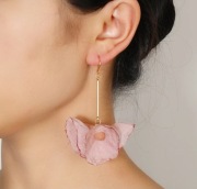 Kolczyki kwiaty szyfonowe pudrowy róż na patyczku 