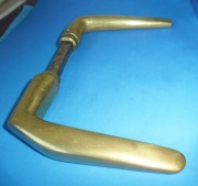 Mosiezna para klamek-płaskie o lekkim skosie.Drzwi.Klamki 