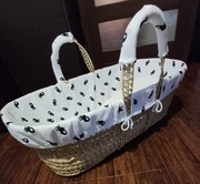 Kosz Mojżesza z materacykiem i prześcieradłem.