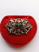 Ozdobna broszka vintage z zielonym oczkiem – Styl Secesyjny