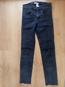 spodnie jeansowe postrzępione nogawki