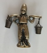 chłopak z koromysłem z wiadrami figurka z mosiądzu 7,7 cm do