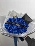 Bukiet wiecznych róż z satynowej wstążki 