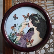 Obrazek kobiety  z motylkami 