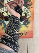 Pasek z ćwiekami Y2K