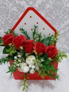 Flower box koperta czerwone róże pełnik jaskry