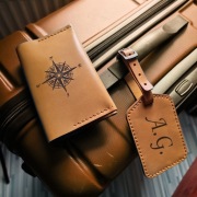 Zestaw prezentowy Zawieszka na walizkę Etui na paszport z grawerem skórzane