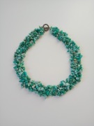 Turkusowy naszyjnik z kamieni zieleń miętowy przy szyji styl boho etno