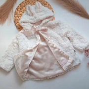 Płaszczyk futerko narzutka 74 80 białe miękkie przyjemne otulające marchewk