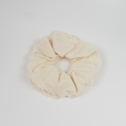 Gumka do włosów scrunchie z haftowanym wykończeniem Sinsay