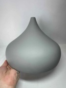 szara lampa wisząca o matowym wykończeniu w kształcie kropli