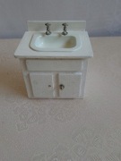 Drewniana szafka kuchenna ze zlewozmywakiem Del Prado w skali 1:12 