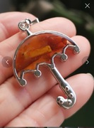 Piękna zawieszka. Parasolka. Bursztyn.