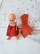 Oryginalna Lalka z Celuloidu kiosku Ruchu z krzesełkiem Lata 60-te PRL 