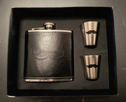 Piersiówka z kieliszkami Empik - nowy zestaw na prezent dla mężczyzny