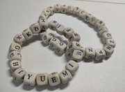 Bransoletki drewniane abecadła