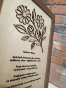 Prezent dla Mamy – drewniana ramka z kwiatami i życzeniami