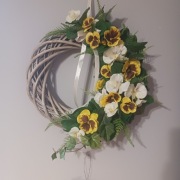 Wiosenny wianek na drzwi ręcznie zdobiony z żółto kremowymi bratkami