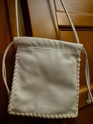 Biała skórzana torebka na ramię