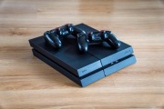 Konsola Playstation 4 CUH-1216A, 2 pady, stacja dokująca, 4 gry
