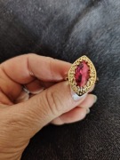 Elegancki pierścień z czerwonej   cyrkoi.