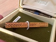 Śliczna spinka do krawatu pozłacana w pudełku 