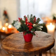Świąteczny stroik na stół w czerwonej doniczce, dekoracja świąteczna 