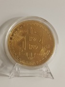 Moneta Bitcoin w kapslu stojącym 