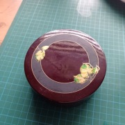 stare pudełko z talerzykami wykonane z laki