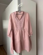 Różowa sukienka z falbanami koronką pudrowo różowa