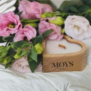 Świeca z wosku kokosowego w drewnianej formie