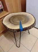 Stolik z plastra orzecha