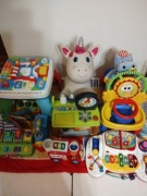 Zestaw zabawek dla malucha. 