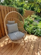 Fotel wypoczynkowy jasny.