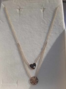 Złoty wisiorek z brylantem