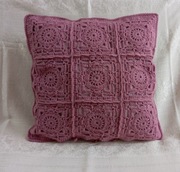 Szydełkowa różowa poduszka, poszewka z kwadratów, rękodzieło