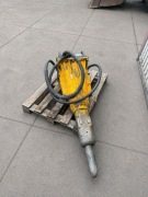 Młot do kucia Atlas Copco - JCB 3CX