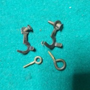 Dwa haczyki do skrzyni zegara