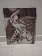 Obraz grafika drukowana dziewczyna na rowerze 51x40 retro vintage