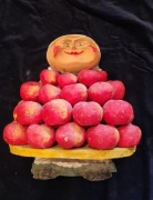 Baba z jabłkami rzeźba ludowa 